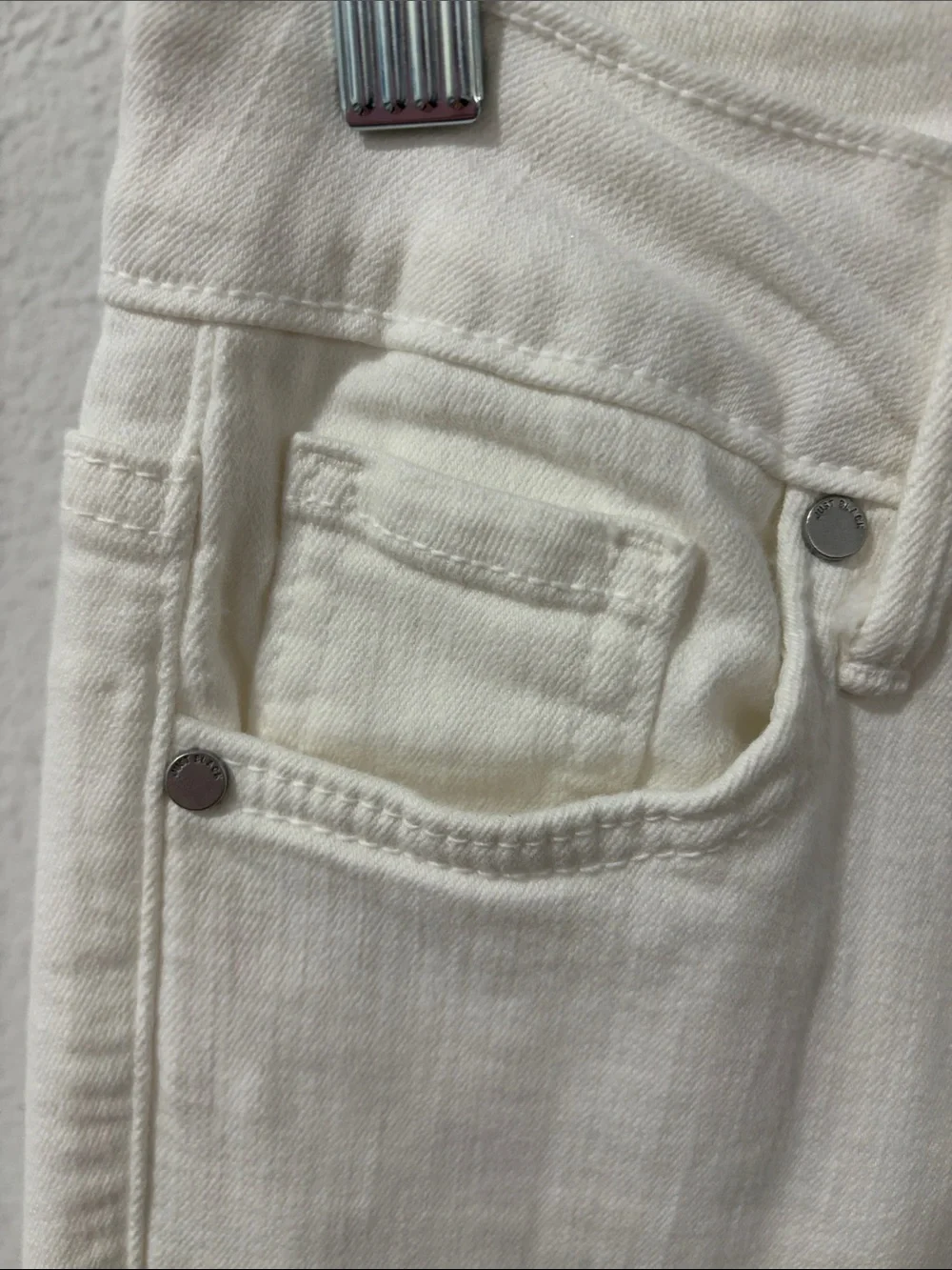 Just Black Off-White Cropped Straight-Leg Jeans